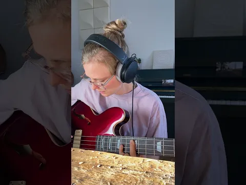 Susi plays MESSY by OLIVIA DEAN #bassplayer #thomann