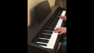 وبينا معاد قصاد عيني  عمرو دياب عزف بيانو        دندنها