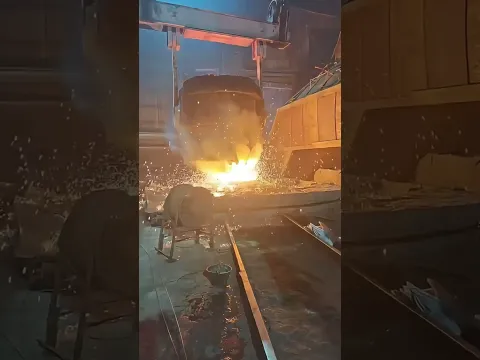 Watch This Veteran Worker Risk Heat To Stop Molten‑Steel Splash Emergency !