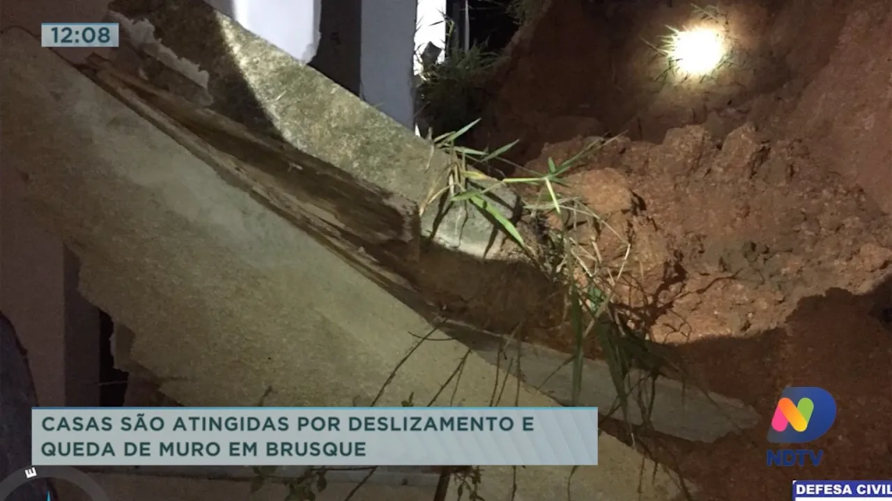 Casas são atingidas por deslizamento e queda de muro em Brusque