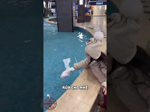 Để chị rửa kẹo bông cho em nhé