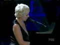 Download Lagu Annie Lennox Bridge Over Troubled Water Live on American Idol Gives Back 2007