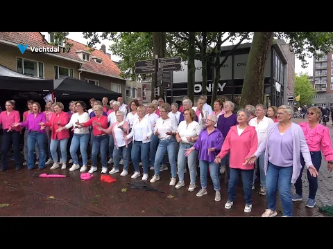 Dansen en zingen tijdens Korenfestival Hardenberg