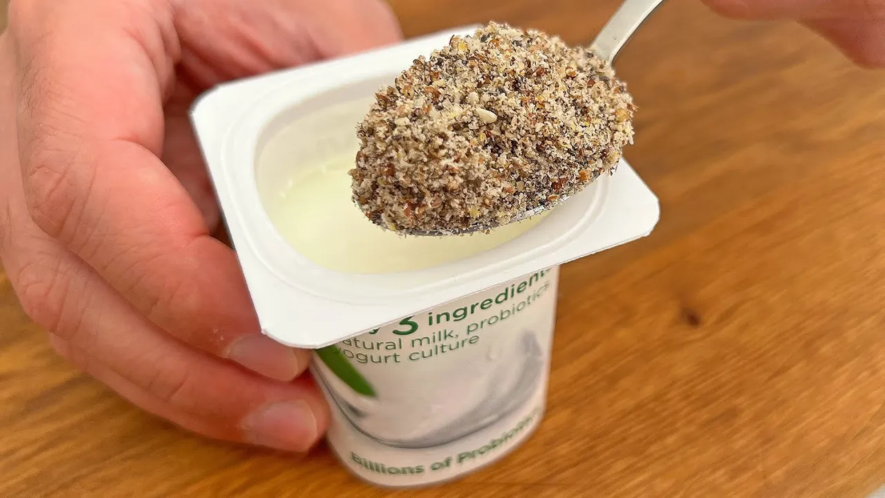 Schnappen Sie sich Ihren Lieblingsjoghurt und machen Sie in einer Minute Frühstück! Ohne Zucker!