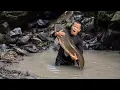 Monster Catfish Caught Primitive Fishing Skills in the Wild Survival Adventure