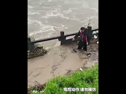 强降雨致水位暴涨，95后特警果断跳进泥水抡锤打通“泄洪”通道。#熱門 #中国