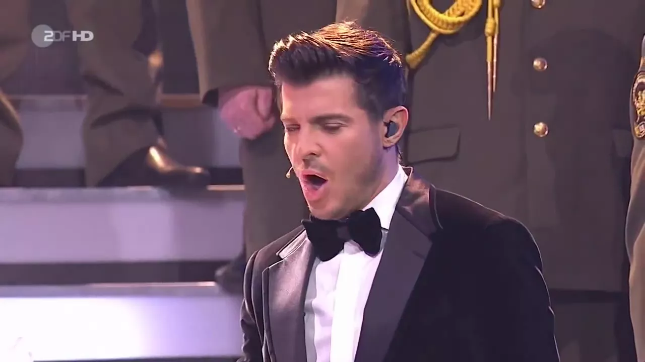The Red Guard Choir, Vincent Niclo & Helene Fischer Skyfall Helene Fischer Show 25 10 13 The Red Guard Choir, Vincent Niclo & Helene Fischer Skyfall Helene Fischer Show 25 10 13