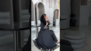 عباية رصاصي غامق كلوشع مع تدخيلة على الكم دندنها