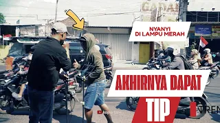Tetap Nyanyi Sepenuh Hati Walau Panas Terik, Akhirnya Ada yang Kasih Tip