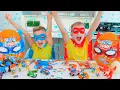 Download Lagu Vlad và Niki cưỡi trên ô tô và đuổi theo những quả trứng bất ngờ của Khủng long bằng Đồ chơi