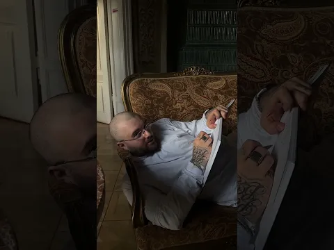 Bedoes 2115 wpisuje się do Księgi Gości w miejscu, gdzie kręcił klip.