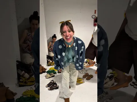 Provando sapatos no bazar com a Anita