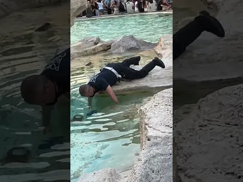 Download MP3 VIGILE SI IMMERGE NELLA FONTANA DI TREVI PER RECUPERARE UNO SMARTPHONE CADUTO AD UN RAGAZZO