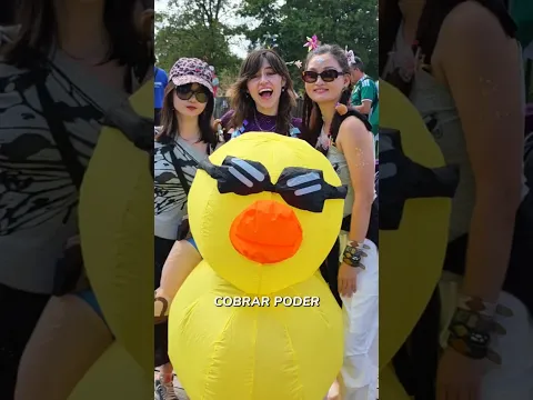 Me disfracé de PATO para regalar MINI PATITOS a TODO EL MUNDO 🌎 | • Liza Baez •