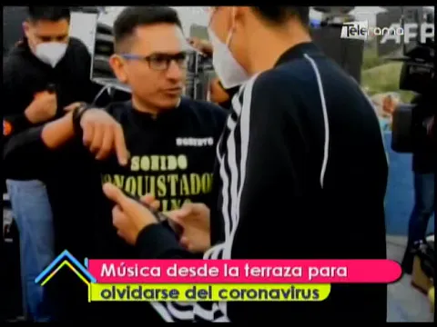 Pareja de ancianos desfila con ropa olvidada en lavandería