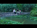 Download Lagu Ongelooflijk onder deze brug. Meisje langs pleegouders is aan het vissen op grote vissen.