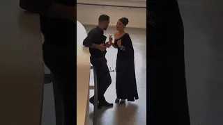 يعاملني بطيبه واحساس   دندنها