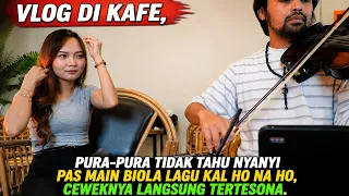 Vlog di cafe, pura-pura tidak tahu nyanyi, pas main lagu kal ho na ho dia langsung terpesona