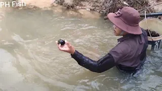 Snail fishing in rural areas during the rainy season, a lot of snails