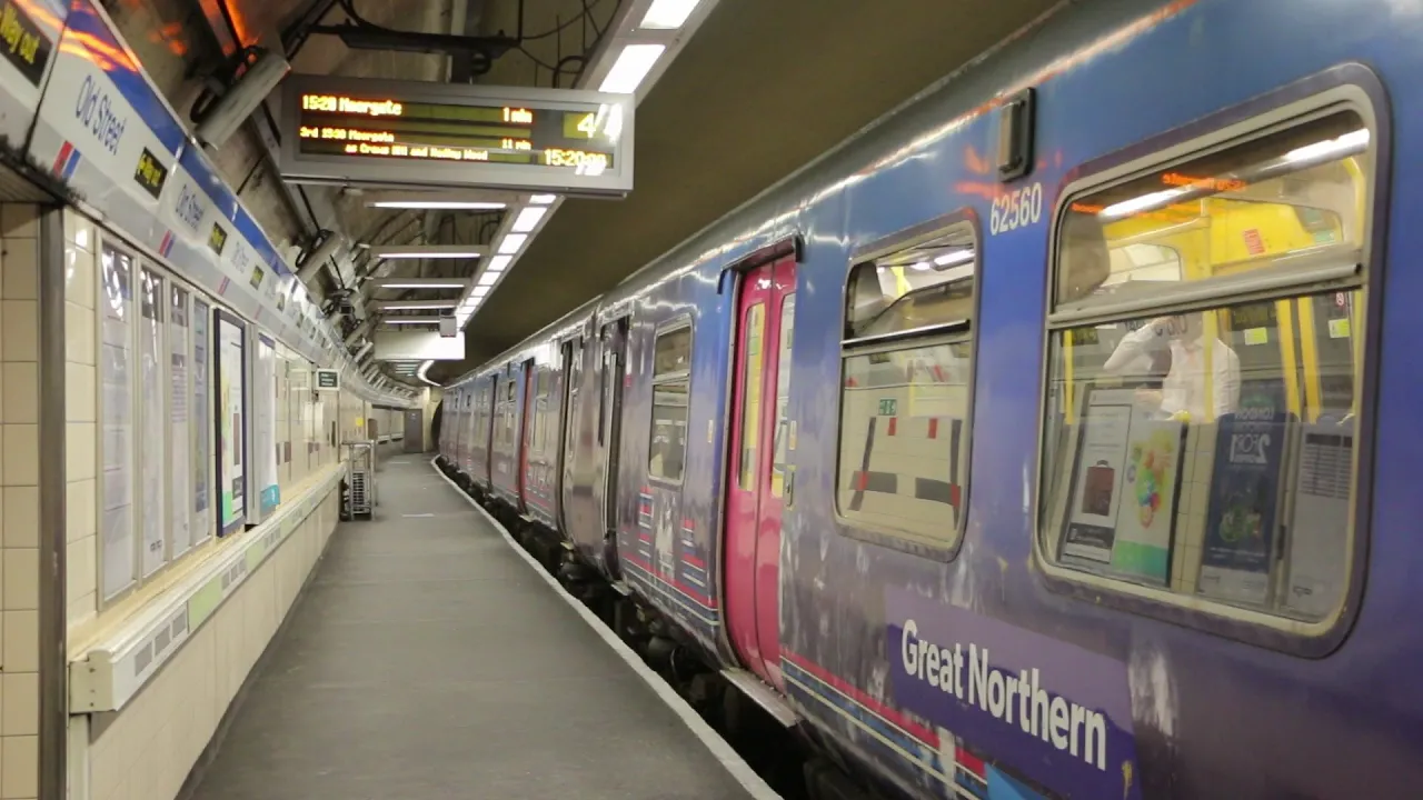 Northern City Line: Great Northern Trains at Old Street