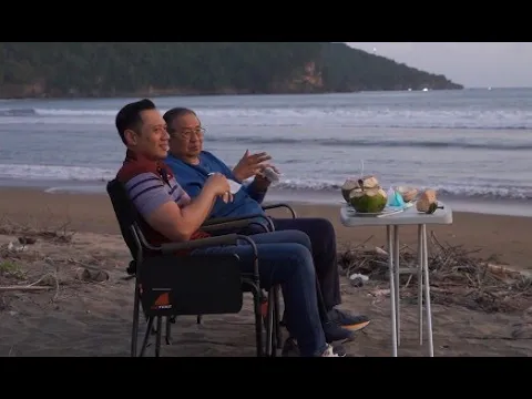 Download MP3 Momen Kebersamaan Sambil Menikmati Matahari Terbenam Di Pantai Pancer Dorr, Pacitan | Vertikal Video