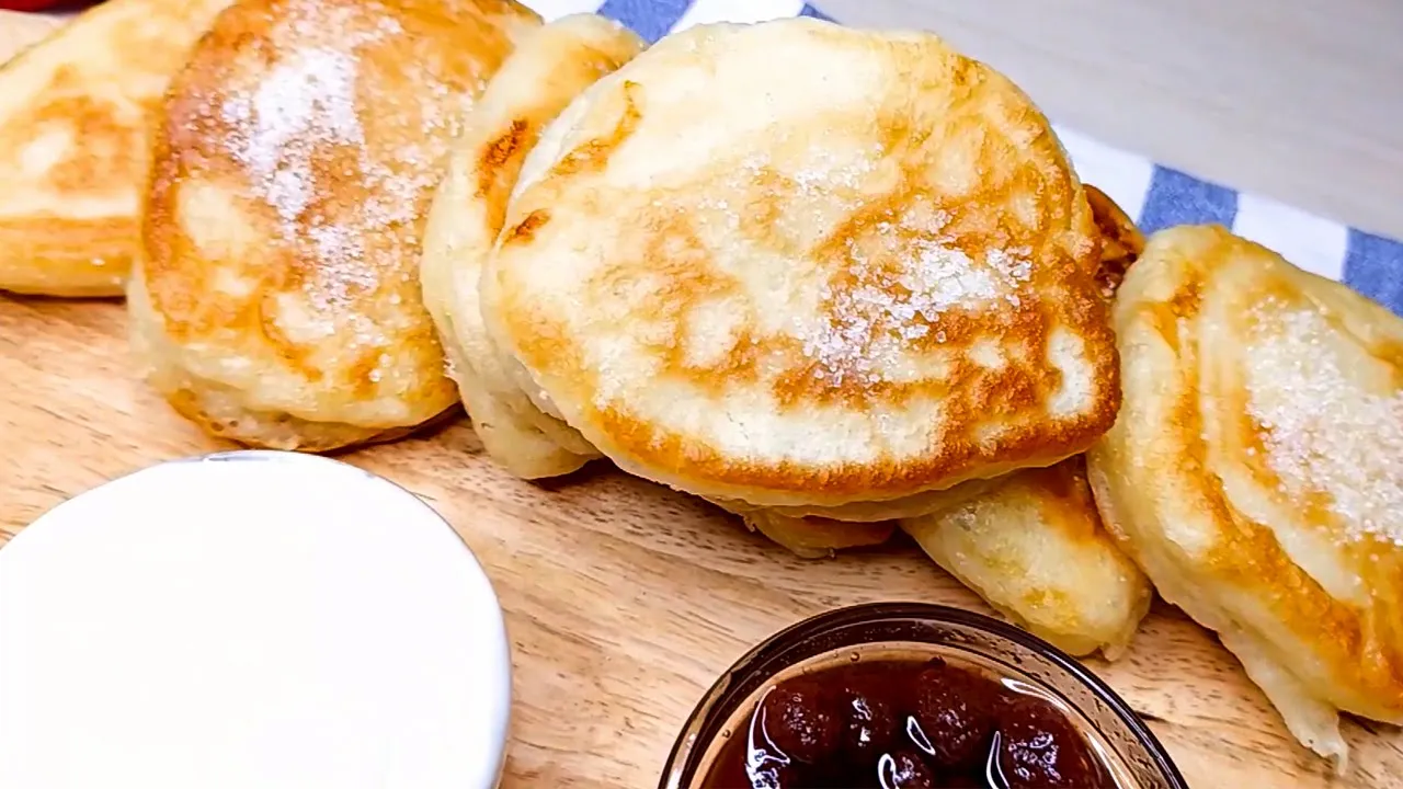 Dieses Pfannkuchenrezept hat den perfekten klumpenfreien Teig. Sehen Sie sich das Video an, wie man . 