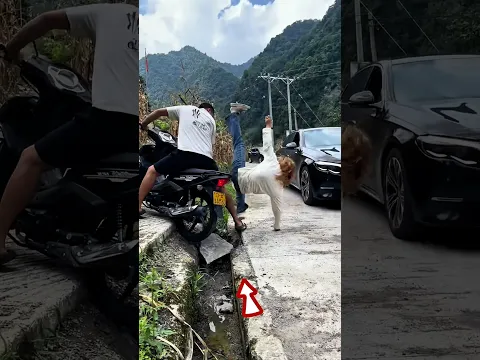 🤯 ये देखो नाली पर गिरी लड़की फिर लड़के ने जो किया!