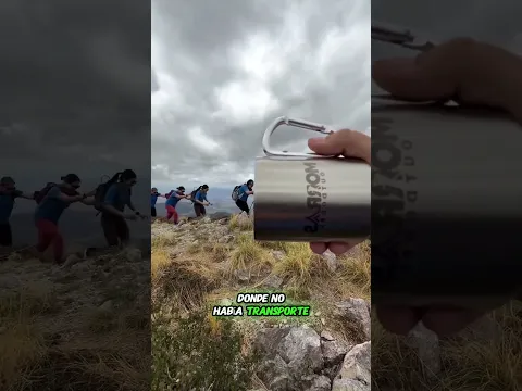 “Sin transporte en la montaña… ¡usó una TAZA gigante para llevarlos!” 😂☕️#viralvideo