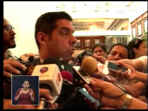 Ministro analizó reducción de sueldos de altos funcionarios