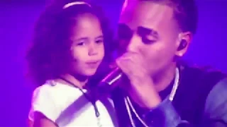 se presenta con su Hija Sofia y interpreta con con su vestido transparente