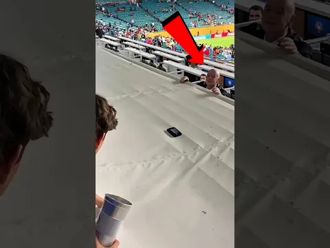 Bocah Ini Lempar HP-nya ke Presiden FIFA 😱