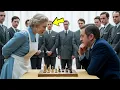Download Lagu Ze lachten om de schoonmaakster aan het schaakbord, maar de eerste zet veranderde alles!