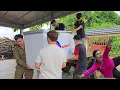 Download Lagu Een agent en een alleenstaande moeder riskeerden hun leven om bewoners te redden toen de dijk brak.