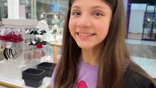 Isa comprou tudo que ela quis no shopping mas com uma condição