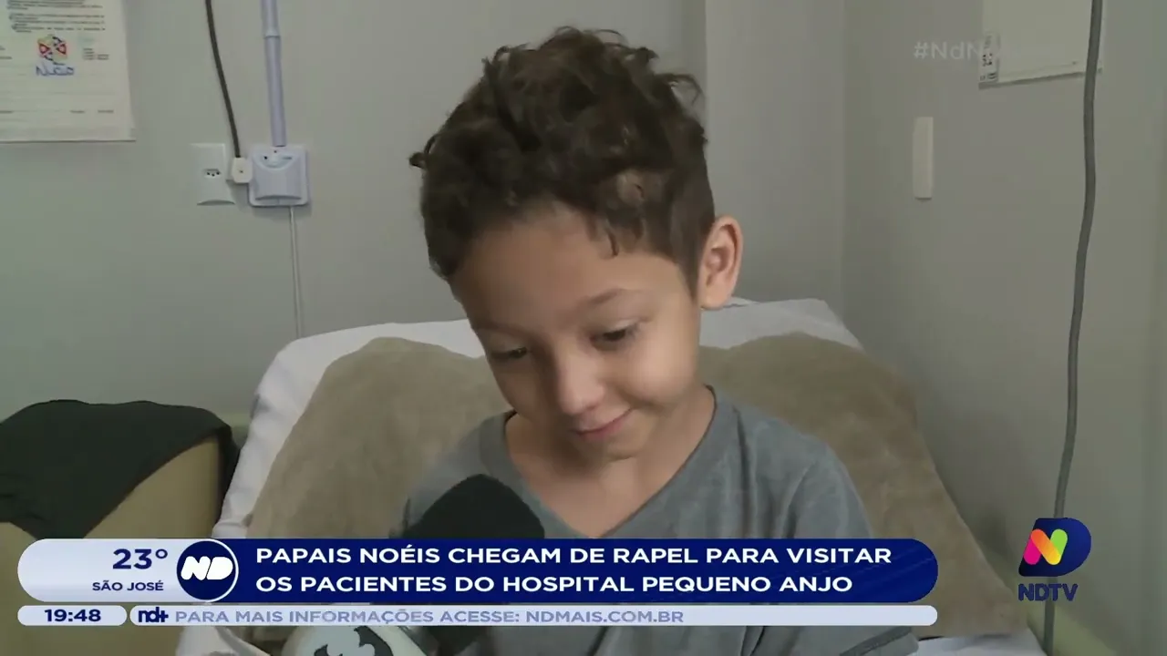 Papais Noéis chegam de rapel para visitar pacientes do Hospital Pequeno Anjo, em Itajaí
