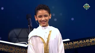 ق بلة من الشيخ طه النعماني للمتسابق عمر علي بعد أداء تلاوته لما تيسر من القرآن الكريم 