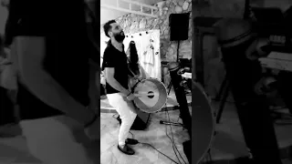 لما بتكون مع اخوك التوئم مابتعرف شو ممكن يطلع معك         شلالووو  دندنها