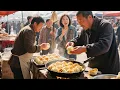 Download Lagu 山东大集「土灶水煎包」暴击！5 毛 1 个现包现煎，这波碳水快乐把南方游客看傻：老板，来 10 个