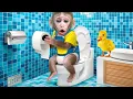 Download Lagu KiKi Monkey goes to the toilet with Duckling \u0026 eat Rainbow Jelly at swimming pool | KUDO ANIMAL KIKI