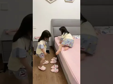 爸爸今天不在家，女儿们去睡觉了（还发现一只要把鞋子摆齐的小可爱） #三胞胎 #家有萌娃 #vlog #爸爸带娃 #lovelybaby #lovely #cute #funny #搞笑