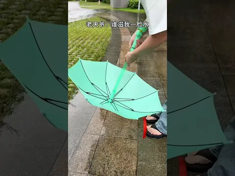 Mom’s Magical Water-Storing Umbrella! ☂️💦#shortsfeed