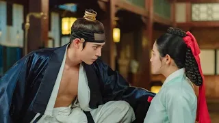 ملك متعقد من الحب ف بيحرم الجواز فى بلده ولكنه بيقع فى حب الخادمة بتاعته وبيحاول يخليها تحبه هى كمان 