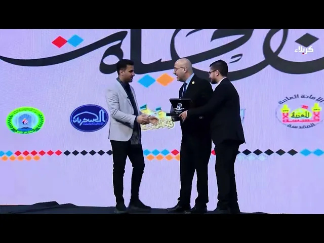 ⁣من واحد يصيح بسمه حتى يكرموه ههههه