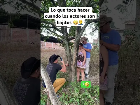 Lo que toca hacer cuando los actores son bajitos 🤣🤦‍♂️ #humor #historiasdelavidareal #comedia