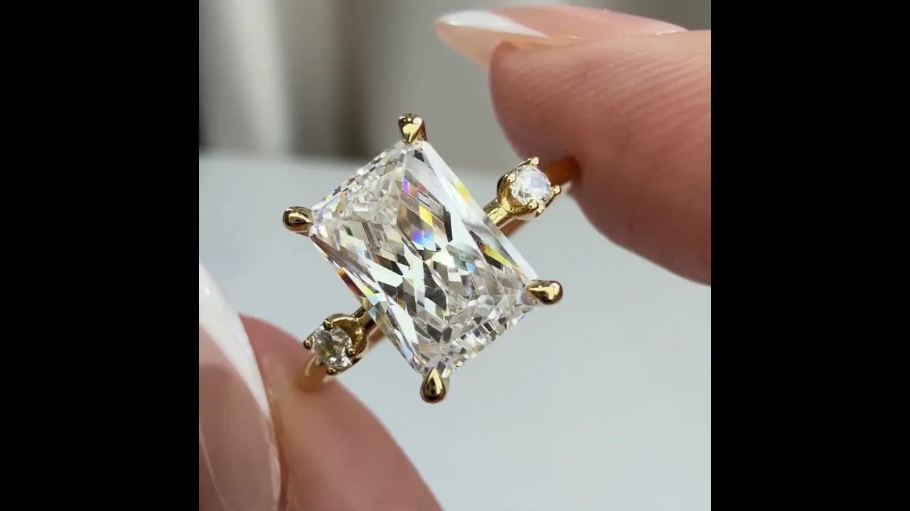 Liora丨3CT Radiant Cut Lab Grown Diamond Three Stones Engagment Ring