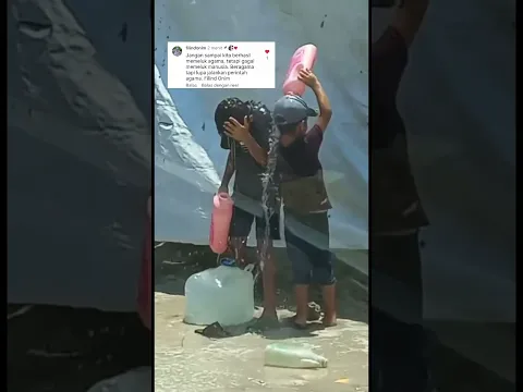 ANAK-ANAK GAZA BERMAIN AIR DI PENGUNGSIAN
