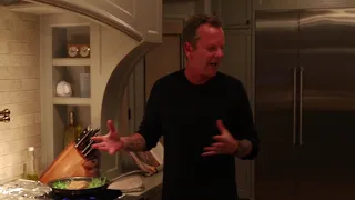 kiefer sutherland shows how to cook the perfect steak