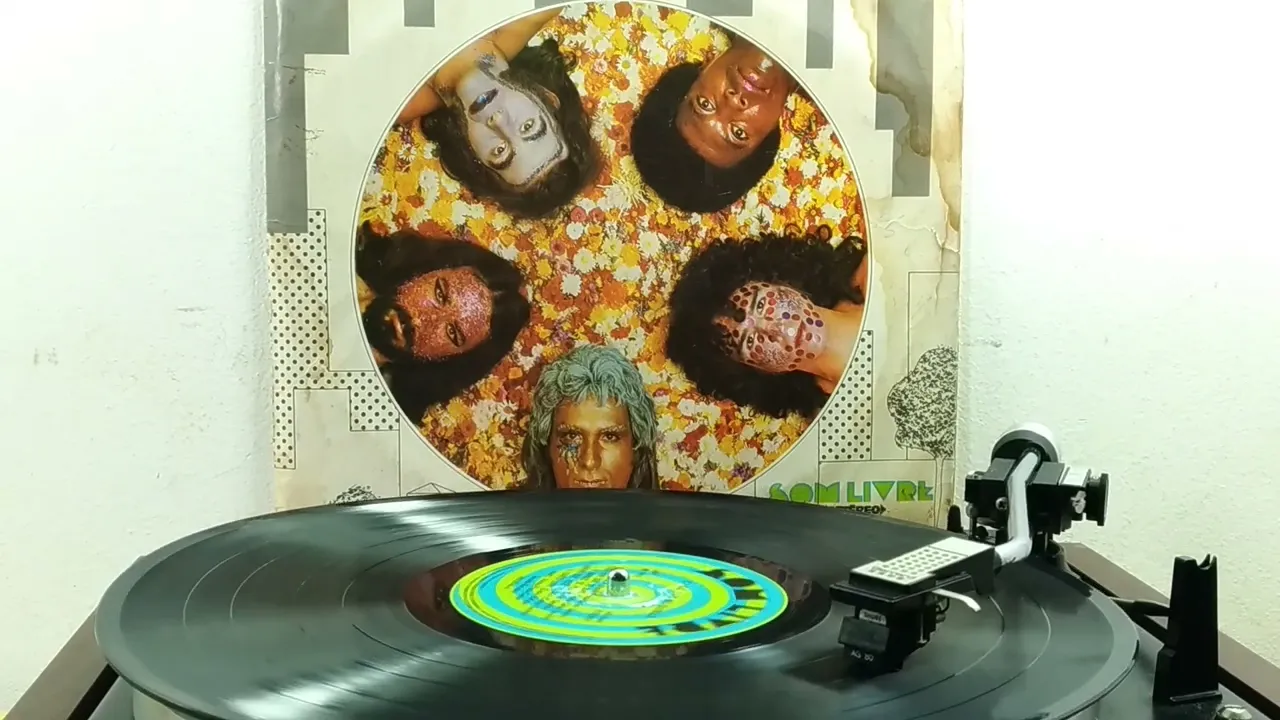CASA DAS MÁQUINAS (Vinil 1974) LADO A - Disco torto rodando na vitrola