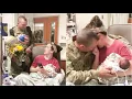 Video di Papà soldato torna dalla guerra e fa una sorpresa alla moglie che ha appena partorito due gemelle