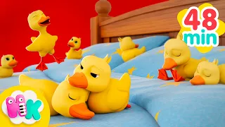 Ils étaient 10 dans le lit 🛌🐥 Tournez-vous ! | Chansons pour Enfants | HeyKids en Français